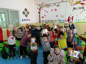和学生一起环创.jpg